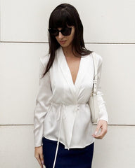 Seidenbluse mit langen Ärmeln und Gürtel