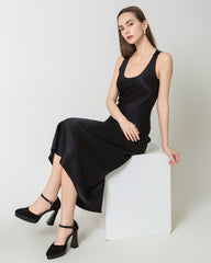 Lange Seidenkleid mit Rundhalsausschnitt und zugeschnittenem Taille