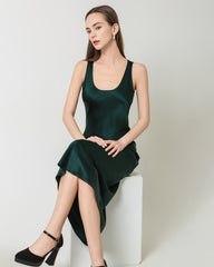 Lange Seidenkleid mit Rundhalsausschnitt und zugeschnittenem Taille