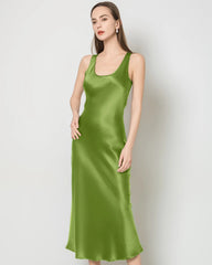 Lange Seidenkleid mit Rundhalsausschnitt und zugeschnittenem Taille