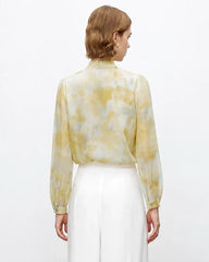 Seidenbluse mit Aquarellmuster und Bindekragen