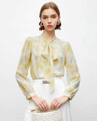 Seidenbluse mit Aquarellmuster und Bindekragen
