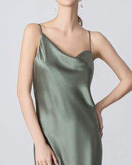 Seiden-Camisole-Kleid mit mittlerer Länge, Cowl-Kragen und seitlichem Schlitz
