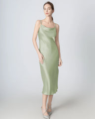 Mittellanges Seidenkleid, Cowl-Kragen, Schlitz