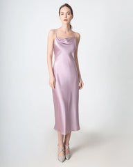 Mittellanges Seidenkleid, Cowl-Kragen, Schlitz