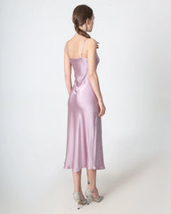 Mittellanges Seidenkleid, Cowl-Kragen, Schlitz