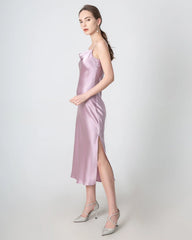 Mittellanges Seidenkleid, Cowl-Kragen, Schlitz