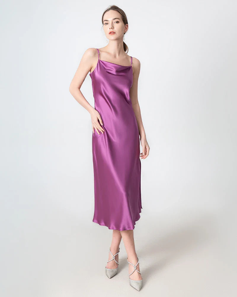 Mittellanges Seidenkleid, Cowl-Kragen, Schlitz