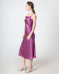 Mittellanges Seidenkleid, Cowl-Kragen, Schlitz