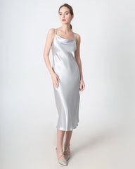 Mittellanges Seidenkleid, Cowl-Kragen, Schlitz
