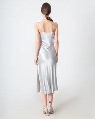 Mittellanges Seidenkleid, Cowl-Kragen, Schlitz