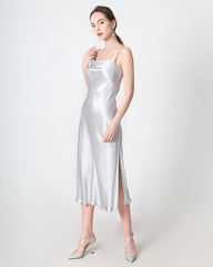 Mittellanges Seidenkleid, Cowl-Kragen, Schlitz