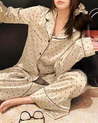 Seidenpyjama-Set mit kleinen Polka-Dots und langen Ärmeln