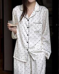 Seidenpyjama-Set mit kleinen Polka-Dots und langen Ärmeln