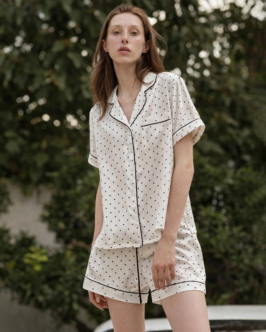 Seiden-Pyjama-Set mit kleinen Punkten und kurzen Ärmeln