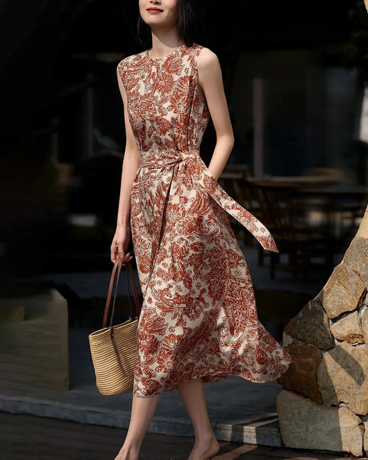 Seidenkleid mit Terrakotta-Paisleymuster