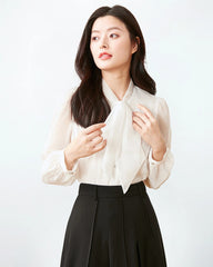 Seidenbluse mit Schleifenkragen und transparenten Ärmeln