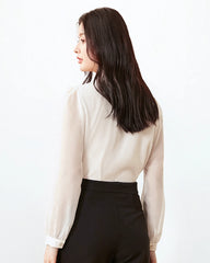 Seidenbluse mit Schleifenkragen und transparenten Ärmeln
