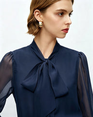 Seidenbluse mit Schleifenkragen und transparenten Ärmeln
