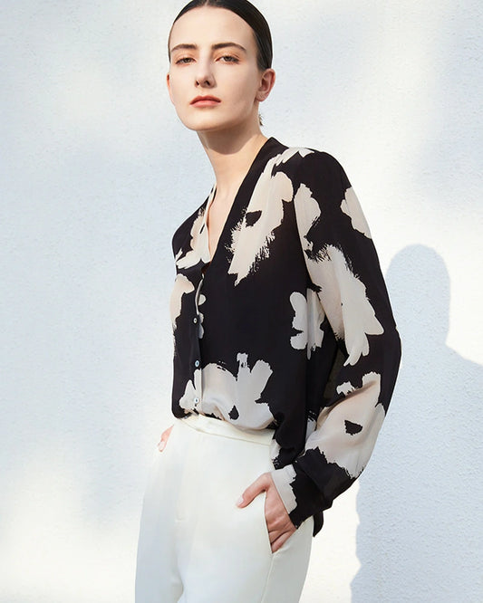 Langärmlige Seidenbluse mit V-Ausschnitt und Blumenmuster