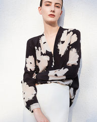 Langärmlige Seidenbluse mit V-Ausschnitt und Blumenmuster