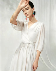 V-Ausschnitt Seiden-Midikleid mit Twist-Detail an der Taille