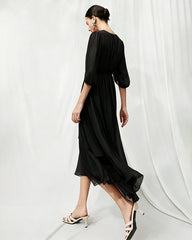 V-Ausschnitt Seiden-Midikleid mit Twist-Detail an der Taille
