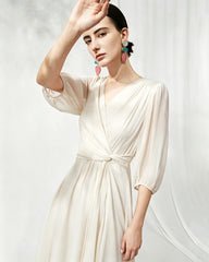 V-Ausschnitt Seiden-Midikleid mit Twist-Detail an der Taille