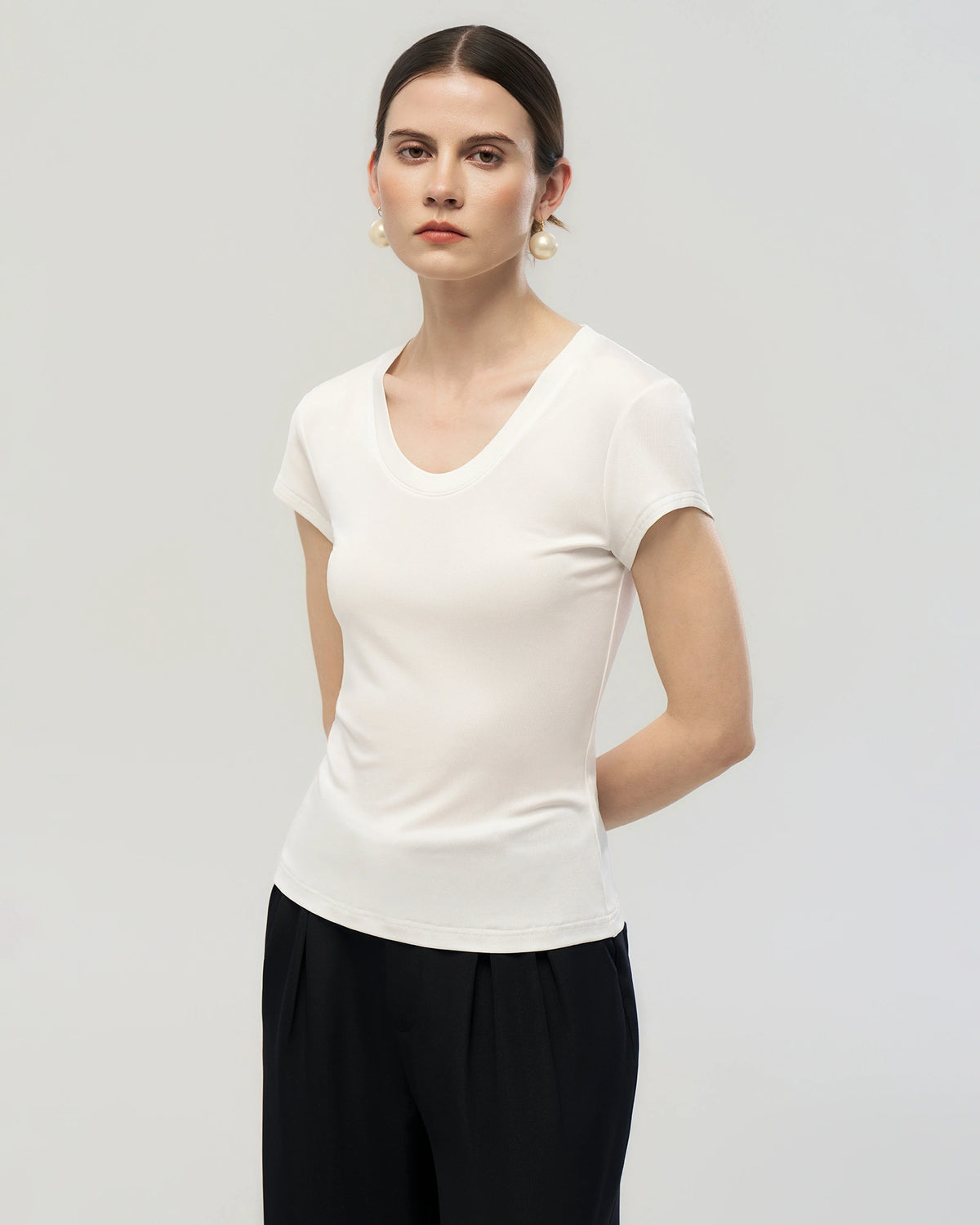 Waschbares Seidenjersey T-Shirt mit U-Ausschnitt und enger Passform