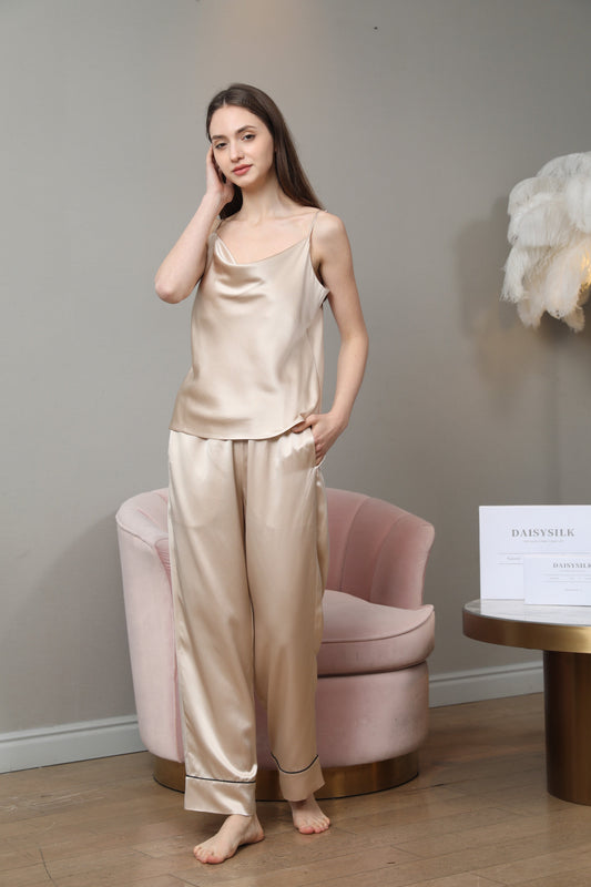 Seiden-Pyjama-Set mit Cowl Neck Camisole