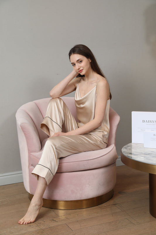 Seiden-Pyjama-Set mit Cowl Neck Camisole