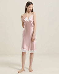 Seiden-Nachtkleid mit zarten Spitzen-Details